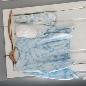 DIY pastel blue/white tie dye sweatshirt, baseball cap & slouchy socks s…